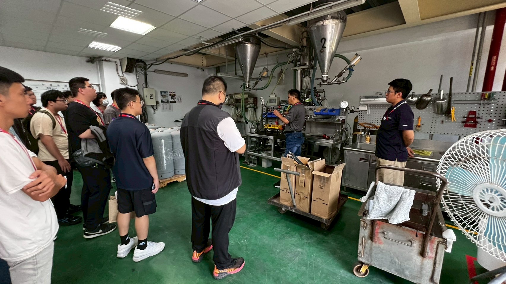 學生參觀消防設備製造流程與現場解說