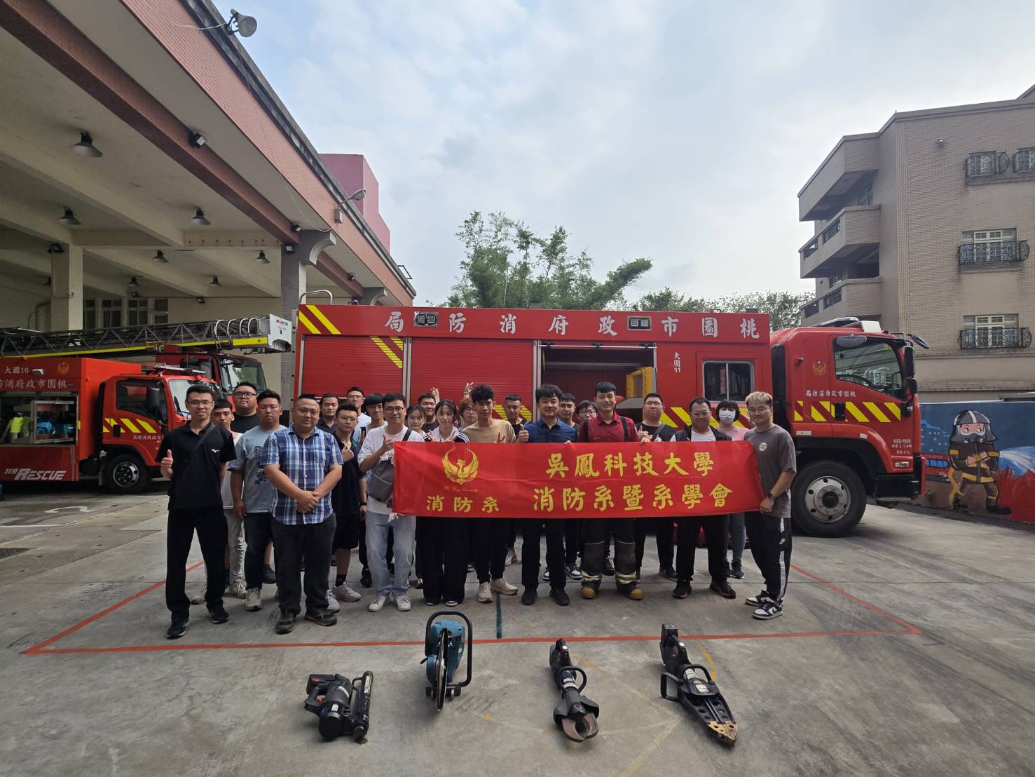 消防系師生於大園分隊參訪留影