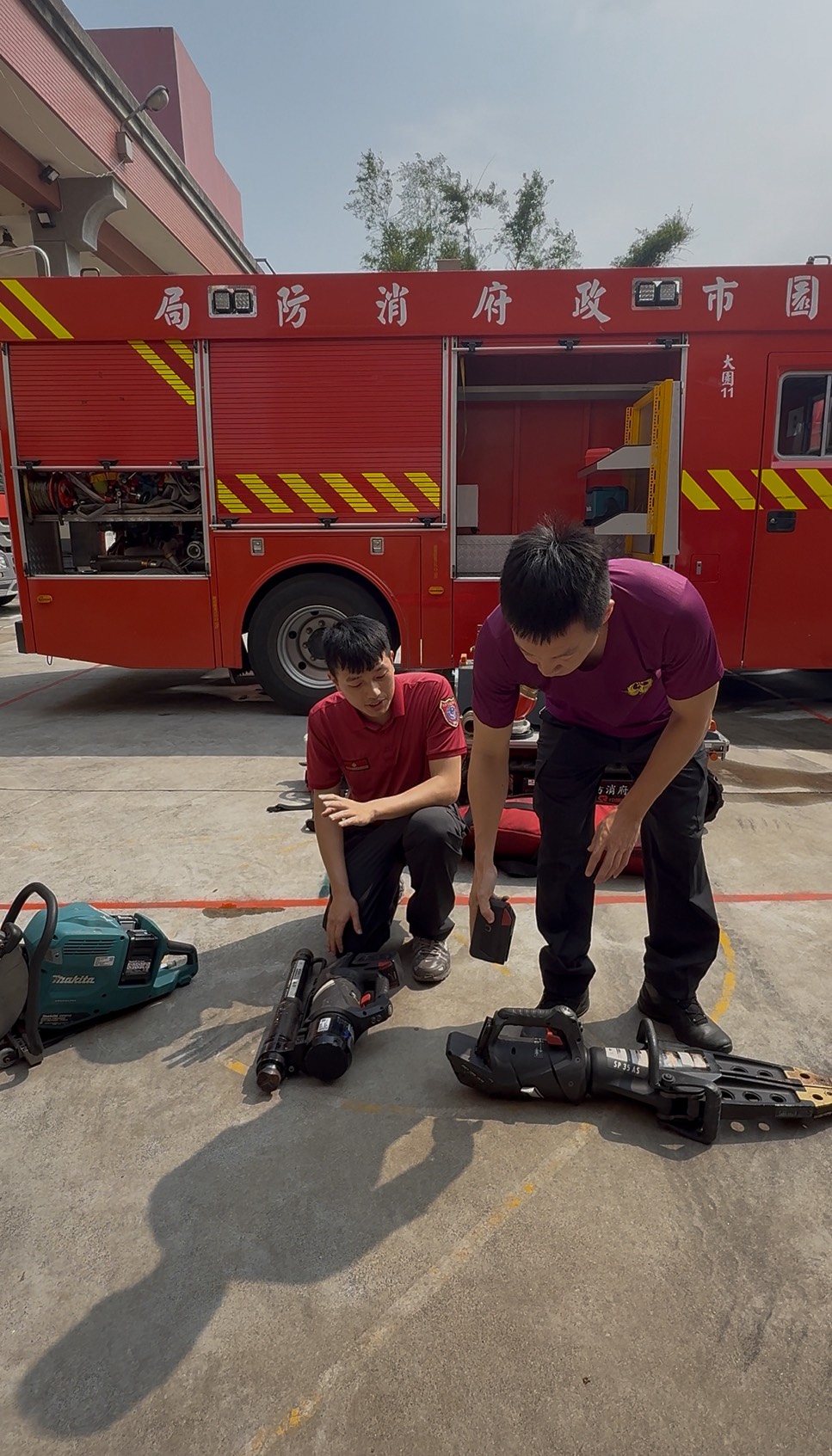 消防人員介紹救災器材與實務操作